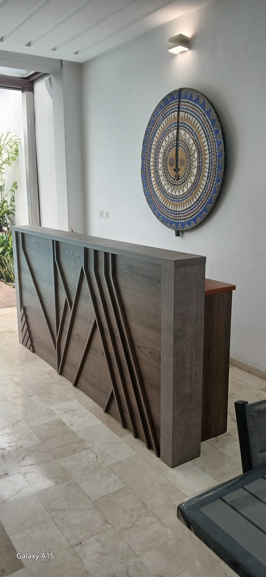 Console décorative à motifs géométriques
