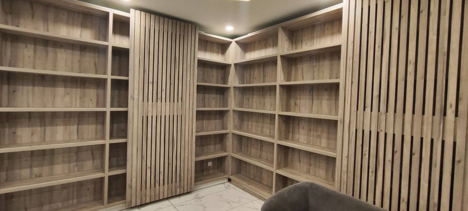 Bibliothèque d'angle en bois clair